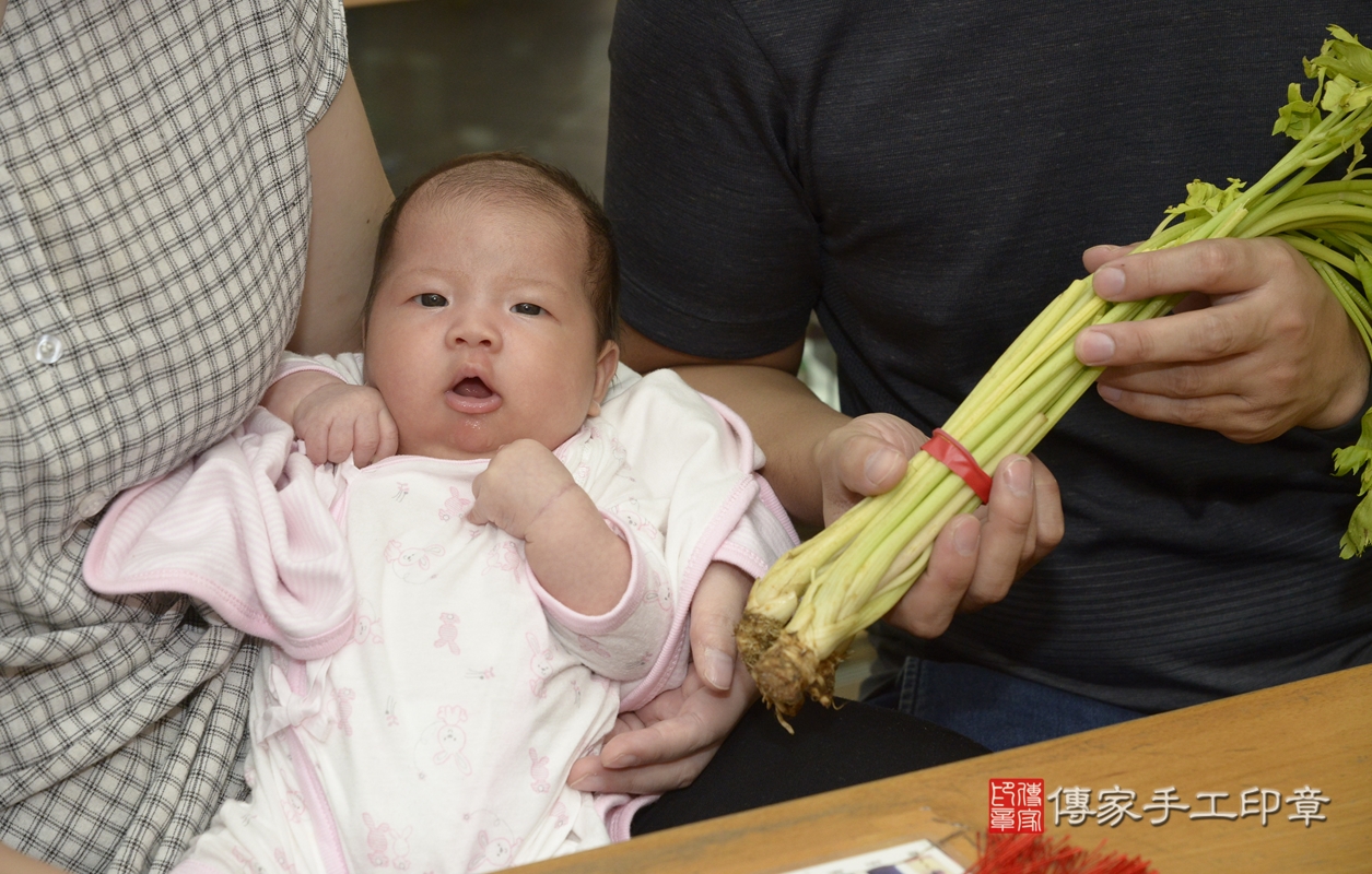 剃胎毛、滿月剃頭、嬰兒剃頭、嬰兒理髮、嬰兒剃髮、嬰兒剃胎毛、嬰兒滿月剃頭、林寶寶剃頭、剃胎毛儀式、剃胎毛吉祥話、滿月剃頭儀式、滿月剃頭吉祥話、林寶寶剃胎毛、林寶寶滿月剃頭理髮、 新北市永和區剃胎毛、新北市永和區滿月剃頭、新北市永和區嬰兒剃頭剃胎毛、新北市永和區嬰兒理髮、新北市嬰兒剃髮、 林寶寶(新北市永和區嬰兒林寶寶滿月剃頭理髮、嬰兒剃胎毛儀式吉祥話)。中國風會場，爸媽寶貝穿「日中韓」古裝禮服。專業拍照、DVD光碟、證書。★購買「臍帶章、肚臍章、胎毛筆刷印章」贈送：剃頭、收涎、抓周，三選一。2021.11.06照片19