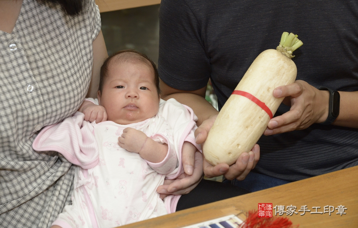 剃胎毛、滿月剃頭、嬰兒剃頭、嬰兒理髮、嬰兒剃髮、嬰兒剃胎毛、嬰兒滿月剃頭、林寶寶剃頭、剃胎毛儀式、剃胎毛吉祥話、滿月剃頭儀式、滿月剃頭吉祥話、林寶寶剃胎毛、林寶寶滿月剃頭理髮、 新北市永和區剃胎毛、新北市永和區滿月剃頭、新北市永和區嬰兒剃頭剃胎毛、新北市永和區嬰兒理髮、新北市嬰兒剃髮、 林寶寶(新北市永和區嬰兒林寶寶滿月剃頭理髮、嬰兒剃胎毛儀式吉祥話)。中國風會場，爸媽寶貝穿「日中韓」古裝禮服。專業拍照、DVD光碟、證書。★購買「臍帶章、肚臍章、胎毛筆刷印章」贈送：剃頭、收涎、抓周，三選一。2021.11.06照片23