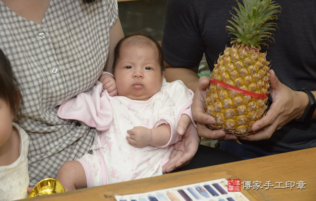 剃胎毛、滿月剃頭、嬰兒剃頭、嬰兒理髮、嬰兒剃髮、嬰兒剃胎毛、嬰兒滿月剃頭、林寶寶剃頭、剃胎毛儀式、剃胎毛吉祥話、滿月剃頭儀式、滿月剃頭吉祥話、林寶寶剃胎毛、林寶寶滿月剃頭理髮、 新北市永和區剃胎毛、新北市永和區滿月剃頭、新北市永和區嬰兒剃頭剃胎毛、新北市永和區嬰兒理髮、新北市嬰兒剃髮、 林寶寶(新北市永和區嬰兒林寶寶滿月剃頭理髮、嬰兒剃胎毛儀式吉祥話)。中國風會場，爸媽寶貝穿「日中韓」古裝禮服。專業拍照、DVD光碟、證書。★購買「臍帶章、肚臍章、胎毛筆刷印章」贈送：剃頭、收涎、抓周，三選一。2021.11.06照片25