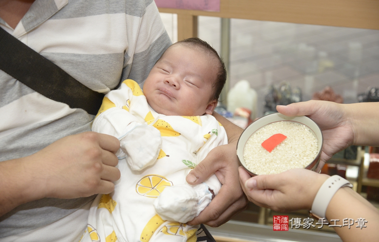 剃胎毛、滿月剃頭、嬰兒剃頭、嬰兒理髮、嬰兒剃髮、嬰兒剃胎毛、嬰兒滿月剃頭、高寶寶剃頭、剃胎毛儀式、剃胎毛吉祥話、滿月剃頭儀式、滿月剃頭吉祥話、高寶寶剃胎毛、高寶寶滿月剃頭理髮、 新北市永和區剃胎毛、新北市永和區滿月剃頭、新北市永和區嬰兒剃頭剃胎毛、新北市永和區嬰兒理髮、新北市嬰兒剃髮、 高寶寶(新北市永和區嬰兒高寶寶滿月剃頭理髮、嬰兒剃胎毛儀式吉祥話)。中國風會場，爸媽寶貝穿「日中韓」古裝禮服。專業拍照、DVD光碟、證書。★購買「臍帶章、肚臍章、胎毛筆刷印章」贈送：剃頭、收涎、抓周，三選一。2021.11.07照片9