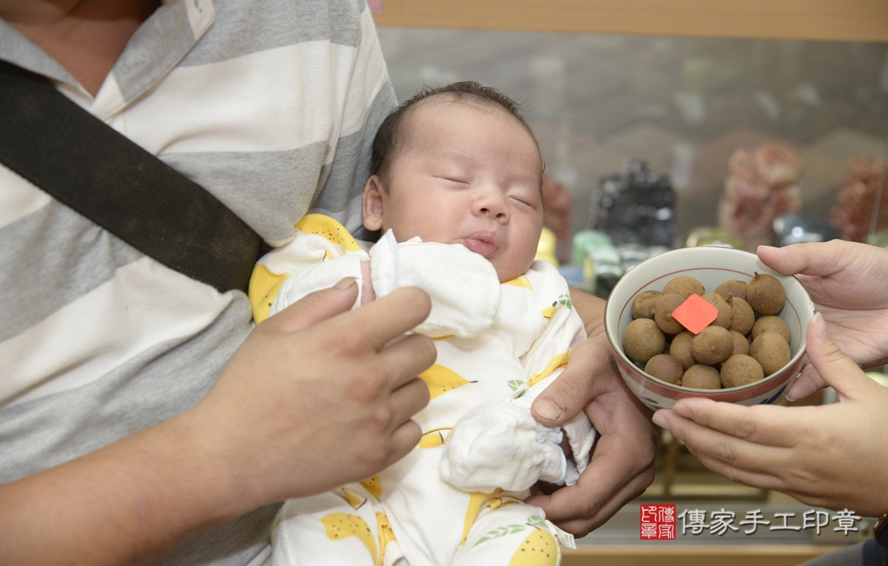 剃胎毛、滿月剃頭、嬰兒剃頭、嬰兒理髮、嬰兒剃髮、嬰兒剃胎毛、嬰兒滿月剃頭、高寶寶剃頭、剃胎毛儀式、剃胎毛吉祥話、滿月剃頭儀式、滿月剃頭吉祥話、高寶寶剃胎毛、高寶寶滿月剃頭理髮、 新北市永和區剃胎毛、新北市永和區滿月剃頭、新北市永和區嬰兒剃頭剃胎毛、新北市永和區嬰兒理髮、新北市嬰兒剃髮、 高寶寶(新北市永和區嬰兒高寶寶滿月剃頭理髮、嬰兒剃胎毛儀式吉祥話)。中國風會場，爸媽寶貝穿「日中韓」古裝禮服。專業拍照、DVD光碟、證書。★購買「臍帶章、肚臍章、胎毛筆刷印章」贈送：剃頭、收涎、抓周，三選一。2021.11.07照片10