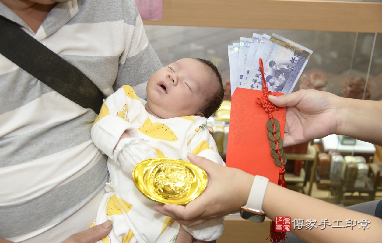 剃胎毛、滿月剃頭、嬰兒剃頭、嬰兒理髮、嬰兒剃髮、嬰兒剃胎毛、嬰兒滿月剃頭、高寶寶剃頭、剃胎毛儀式、剃胎毛吉祥話、滿月剃頭儀式、滿月剃頭吉祥話、高寶寶剃胎毛、高寶寶滿月剃頭理髮、 新北市永和區剃胎毛、新北市永和區滿月剃頭、新北市永和區嬰兒剃頭剃胎毛、新北市永和區嬰兒理髮、新北市嬰兒剃髮、 高寶寶(新北市永和區嬰兒高寶寶滿月剃頭理髮、嬰兒剃胎毛儀式吉祥話)。中國風會場，爸媽寶貝穿「日中韓」古裝禮服。專業拍照、DVD光碟、證書。★購買「臍帶章、肚臍章、胎毛筆刷印章」贈送：剃頭、收涎、抓周，三選一。2021.11.07照片23