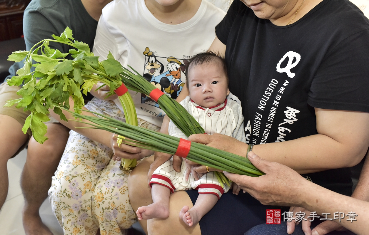 剃胎毛、滿月剃頭、嬰兒剃頭、嬰兒理髮、嬰兒剃髮、嬰兒剃胎毛、嬰兒滿月剃頭、林寶寶剃頭、剃胎毛儀式、剃胎毛吉祥話、滿月剃頭儀式、滿月剃頭吉祥話、林寶寶剃胎毛、林寶寶滿月剃頭理髮、 新北市蘆洲區剃胎毛、新北市蘆洲區滿月剃頭、新北市蘆洲區嬰兒剃頭剃胎毛、新北市蘆洲區嬰兒理髮、新北市嬰兒剃髮、 林寶寶(新北市蘆洲區到府嬰兒林寶寶滿月剃頭理髮、到府嬰兒剃胎毛儀式吉祥話)。到府剃頭剃胎毛主持、專業拍照、DVD光碟、證書。★購買「臍帶章、肚臍章、胎毛筆刷印章」贈送：剃頭、收涎、抓周，三選一。2021.11.07照片12