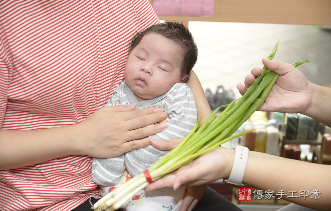 剃胎毛、滿月剃頭、嬰兒剃頭、嬰兒理髮、嬰兒剃髮、嬰兒剃胎毛、嬰兒滿月剃頭、林寶寶剃頭、剃胎毛儀式、剃胎毛吉祥話、滿月剃頭儀式、滿月剃頭吉祥話、林寶寶剃胎毛、林寶寶滿月剃頭理髮、 新北市永和區剃胎毛、新北市永和區滿月剃頭、新北市永和區嬰兒剃頭剃胎毛、新北市永和區嬰兒理髮、新北市嬰兒剃髮、 林寶寶(新北市永和區嬰兒林寶寶滿月剃頭理髮、嬰兒剃胎毛儀式吉祥話)。中國風會場，爸媽寶貝穿「日中韓」古裝禮服。專業拍照、DVD光碟、證書。★購買「臍帶章、肚臍章、胎毛筆刷印章」贈送：剃頭、收涎、抓周，三選一。2021.11.08照片19