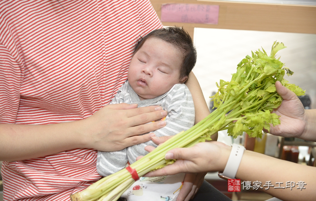 剃胎毛、滿月剃頭、嬰兒剃頭、嬰兒理髮、嬰兒剃髮、嬰兒剃胎毛、嬰兒滿月剃頭、林寶寶剃頭、剃胎毛儀式、剃胎毛吉祥話、滿月剃頭儀式、滿月剃頭吉祥話、林寶寶剃胎毛、林寶寶滿月剃頭理髮、 新北市永和區剃胎毛、新北市永和區滿月剃頭、新北市永和區嬰兒剃頭剃胎毛、新北市永和區嬰兒理髮、新北市嬰兒剃髮、 林寶寶(新北市永和區嬰兒林寶寶滿月剃頭理髮、嬰兒剃胎毛儀式吉祥話)。中國風會場，爸媽寶貝穿「日中韓」古裝禮服。專業拍照、DVD光碟、證書。★購買「臍帶章、肚臍章、胎毛筆刷印章」贈送：剃頭、收涎、抓周，三選一。2021.11.08照片21