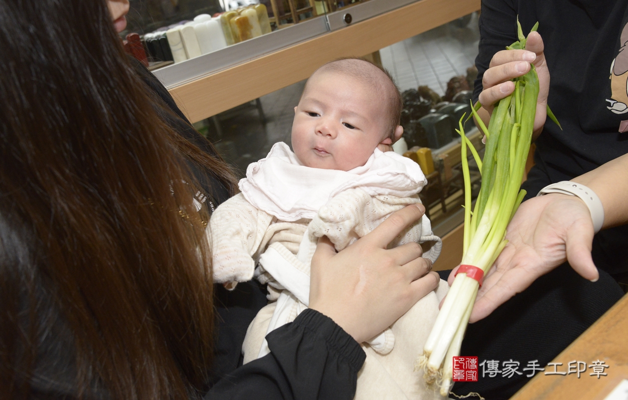 剃胎毛、滿月剃頭、嬰兒剃頭、嬰兒理髮、嬰兒剃髮、嬰兒剃胎毛、嬰兒滿月剃頭、鄭寶寶剃頭、剃胎毛儀式、剃胎毛吉祥話、滿月剃頭儀式、滿月剃頭吉祥話、鄭寶寶剃胎毛、鄭寶寶滿月剃頭理髮、 新北市永和區剃胎毛、新北市永和區滿月剃頭、新北市永和區嬰兒剃頭剃胎毛、新北市永和區嬰兒理髮、新北市嬰兒剃髮、 鄭寶寶(新北市永和區嬰兒鄭寶寶滿月剃頭理髮、嬰兒剃胎毛儀式吉祥話)。中國風會場，爸媽寶貝穿「日中韓」古裝禮服。專業拍照、DVD光碟、證書。★購買「臍帶章、肚臍章、胎毛筆刷印章」贈送：剃頭、收涎、抓周，三選一。2021.11.10照片20