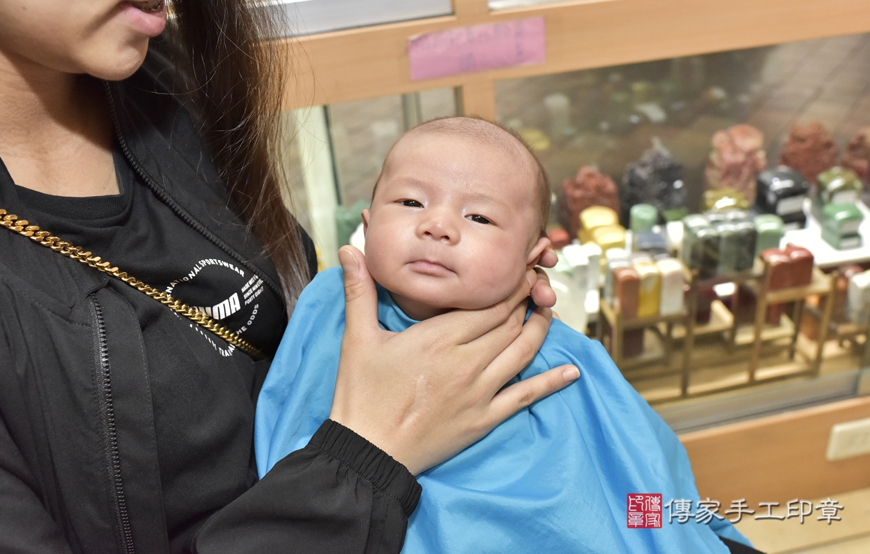 剃胎毛、滿月剃頭、嬰兒剃頭、嬰兒理髮、嬰兒剃髮、嬰兒剃胎毛、嬰兒滿月剃頭、鄭寶寶剃頭、剃胎毛儀式、剃胎毛吉祥話、滿月剃頭儀式、滿月剃頭吉祥話、鄭寶寶剃胎毛、鄭寶寶滿月剃頭理髮、 新北市永和區剃胎毛、新北市永和區滿月剃頭、新北市永和區嬰兒剃頭剃胎毛、新北市永和區嬰兒理髮、新北市嬰兒剃髮、 鄭寶寶(新北市永和區嬰兒鄭寶寶滿月剃頭理髮、嬰兒剃胎毛儀式吉祥話)。中國風會場，爸媽寶貝穿「日中韓」古裝禮服。專業拍照、DVD光碟、證書。★購買「臍帶章、肚臍章、胎毛筆刷印章」贈送：剃頭、收涎、抓周，三選一。2021.11.10照片28