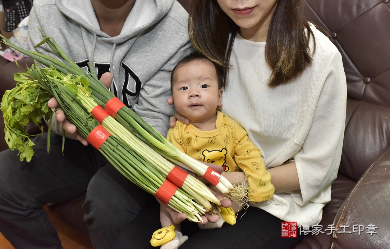 剃胎毛、滿月剃頭、嬰兒剃頭、嬰兒理髮、嬰兒剃髮、嬰兒剃胎毛、嬰兒滿月剃頭、李寶寶剃頭、剃胎毛儀式、剃胎毛吉祥話、滿月剃頭儀式、滿月剃頭吉祥話、李寶寶剃胎毛、李寶寶滿月剃頭理髮、 新北市蘆洲區剃胎毛、新北市蘆洲區滿月剃頭、新北市蘆洲區嬰兒剃頭剃胎毛、新北市蘆洲區嬰兒理髮、新北市嬰兒剃髮、 李寶寶(新北市蘆洲區到府嬰兒李寶寶滿月剃頭理髮、到府嬰兒剃胎毛儀式吉祥話)。到府剃頭剃胎毛主持、專業拍照、DVD光碟、證書。★購買「臍帶章、肚臍章、胎毛筆刷印章」贈送：剃頭、收涎、抓周，三選一。2021.11.12照片17