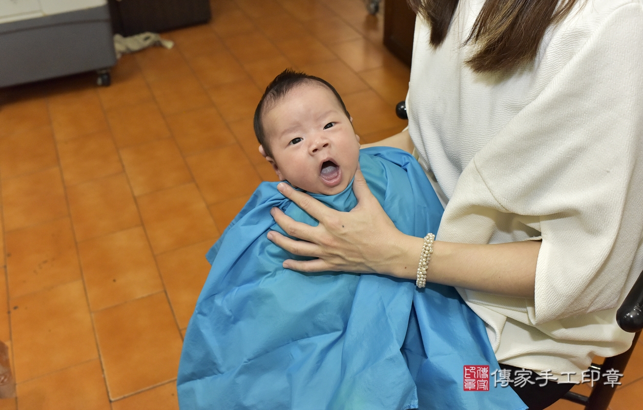 剃胎毛、滿月剃頭、嬰兒剃頭、嬰兒理髮、嬰兒剃髮、嬰兒剃胎毛、嬰兒滿月剃頭、李寶寶剃頭、剃胎毛儀式、剃胎毛吉祥話、滿月剃頭儀式、滿月剃頭吉祥話、李寶寶剃胎毛、李寶寶滿月剃頭理髮、 新北市蘆洲區剃胎毛、新北市蘆洲區滿月剃頭、新北市蘆洲區嬰兒剃頭剃胎毛、新北市蘆洲區嬰兒理髮、新北市嬰兒剃髮、 李寶寶(新北市蘆洲區到府嬰兒李寶寶滿月剃頭理髮、到府嬰兒剃胎毛儀式吉祥話)。到府剃頭剃胎毛主持、專業拍照、DVD光碟、證書。★購買「臍帶章、肚臍章、胎毛筆刷印章」贈送：剃頭、收涎、抓周，三選一。2021.11.12照片25