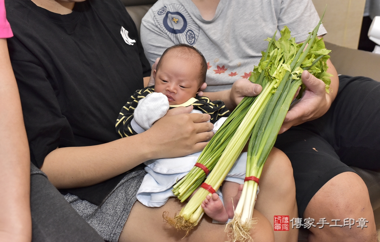 剃胎毛、滿月剃頭、嬰兒剃頭、嬰兒理髮、嬰兒剃髮、嬰兒剃胎毛、嬰兒滿月剃頭、陳寶寶剃頭、剃胎毛儀式、剃胎毛吉祥話、滿月剃頭儀式、滿月剃頭吉祥話、陳寶寶剃胎毛、陳寶寶滿月剃頭理髮、 新北市三峽區剃胎毛、新北市三峽區滿月剃頭、新北市三峽區嬰兒剃頭剃胎毛、新北市三峽區嬰兒理髮、新北市嬰兒剃髮、 陳寶寶(新北市三峽區到府嬰兒陳寶寶滿月剃頭理髮、到府嬰兒剃胎毛儀式吉祥話)。到府剃頭剃胎毛主持、專業拍照、DVD光碟、證書。★購買「臍帶章、肚臍章、胎毛筆刷印章」贈送：剃頭、收涎、抓周，三選一。2021.11.13照片14