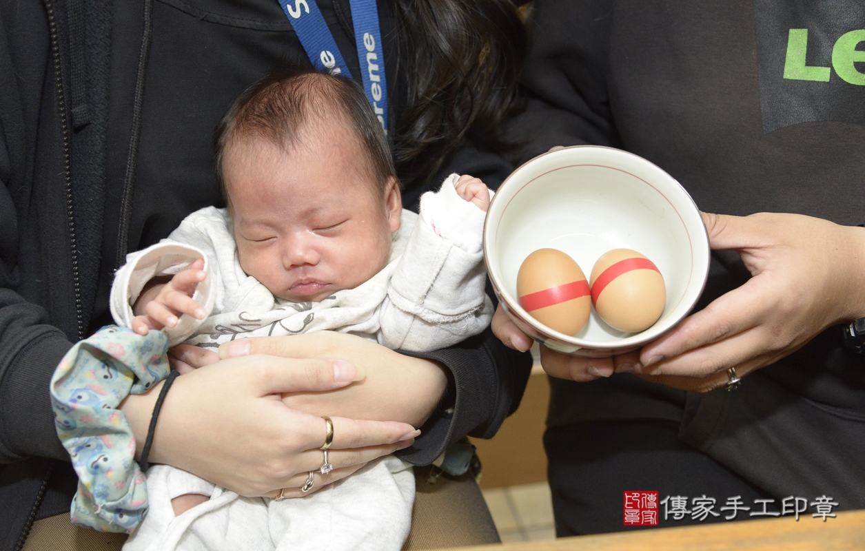 剃胎毛、滿月剃頭、嬰兒剃頭、嬰兒理髮、嬰兒剃髮、嬰兒剃胎毛、嬰兒滿月剃頭、吳寶寶剃頭、剃胎毛儀式、剃胎毛吉祥話、滿月剃頭儀式、滿月剃頭吉祥話、吳寶寶剃胎毛、吳寶寶滿月剃頭理髮、 新北市永和區剃胎毛、新北市永和區滿月剃頭、新北市永和區嬰兒剃頭剃胎毛、新北市永和區嬰兒理髮、新北市嬰兒剃髮、 吳寶寶(新北市永和區嬰兒吳寶寶滿月剃頭理髮、嬰兒剃胎毛儀式吉祥話)。中國風會場，爸媽寶貝穿「日中韓」古裝禮服。專業拍照、DVD光碟、證書。★購買「臍帶章、肚臍章、胎毛筆刷印章」贈送：剃頭、收涎、抓周，三選一。2021.11.14照片5