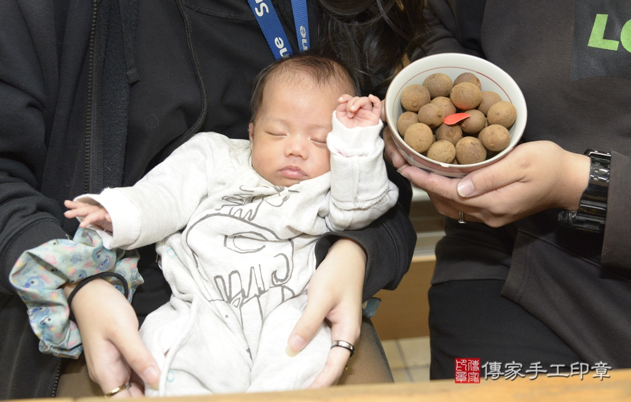 剃胎毛、滿月剃頭、嬰兒剃頭、嬰兒理髮、嬰兒剃髮、嬰兒剃胎毛、嬰兒滿月剃頭、吳寶寶剃頭、剃胎毛儀式、剃胎毛吉祥話、滿月剃頭儀式、滿月剃頭吉祥話、吳寶寶剃胎毛、吳寶寶滿月剃頭理髮、 新北市永和區剃胎毛、新北市永和區滿月剃頭、新北市永和區嬰兒剃頭剃胎毛、新北市永和區嬰兒理髮、新北市嬰兒剃髮、 吳寶寶(新北市永和區嬰兒吳寶寶滿月剃頭理髮、嬰兒剃胎毛儀式吉祥話)。中國風會場，爸媽寶貝穿「日中韓」古裝禮服。專業拍照、DVD光碟、證書。★購買「臍帶章、肚臍章、胎毛筆刷印章」贈送：剃頭、收涎、抓周，三選一。2021.11.14照片13