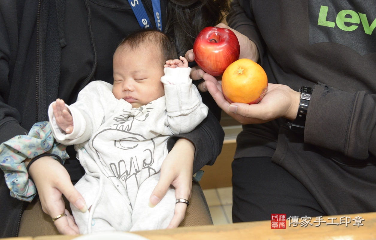 剃胎毛、滿月剃頭、嬰兒剃頭、嬰兒理髮、嬰兒剃髮、嬰兒剃胎毛、嬰兒滿月剃頭、吳寶寶剃頭、剃胎毛儀式、剃胎毛吉祥話、滿月剃頭儀式、滿月剃頭吉祥話、吳寶寶剃胎毛、吳寶寶滿月剃頭理髮、 新北市永和區剃胎毛、新北市永和區滿月剃頭、新北市永和區嬰兒剃頭剃胎毛、新北市永和區嬰兒理髮、新北市嬰兒剃髮、 吳寶寶(新北市永和區嬰兒吳寶寶滿月剃頭理髮、嬰兒剃胎毛儀式吉祥話)。中國風會場，爸媽寶貝穿「日中韓」古裝禮服。專業拍照、DVD光碟、證書。★購買「臍帶章、肚臍章、胎毛筆刷印章」贈送：剃頭、收涎、抓周，三選一。2021.11.14照片15