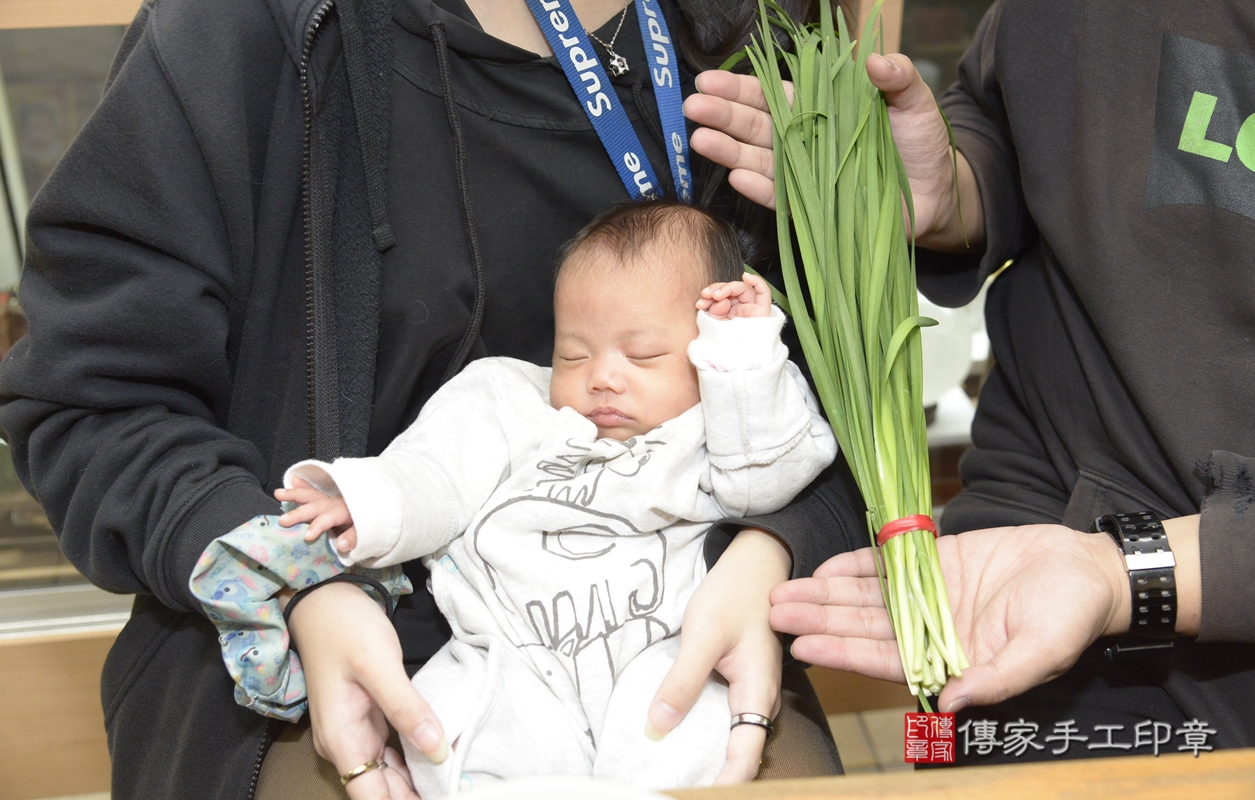 剃胎毛、滿月剃頭、嬰兒剃頭、嬰兒理髮、嬰兒剃髮、嬰兒剃胎毛、嬰兒滿月剃頭、吳寶寶剃頭、剃胎毛儀式、剃胎毛吉祥話、滿月剃頭儀式、滿月剃頭吉祥話、吳寶寶剃胎毛、吳寶寶滿月剃頭理髮、 新北市永和區剃胎毛、新北市永和區滿月剃頭、新北市永和區嬰兒剃頭剃胎毛、新北市永和區嬰兒理髮、新北市嬰兒剃髮、 吳寶寶(新北市永和區嬰兒吳寶寶滿月剃頭理髮、嬰兒剃胎毛儀式吉祥話)。中國風會場，爸媽寶貝穿「日中韓」古裝禮服。專業拍照、DVD光碟、證書。★購買「臍帶章、肚臍章、胎毛筆刷印章」贈送：剃頭、收涎、抓周，三選一。2021.11.14照片17