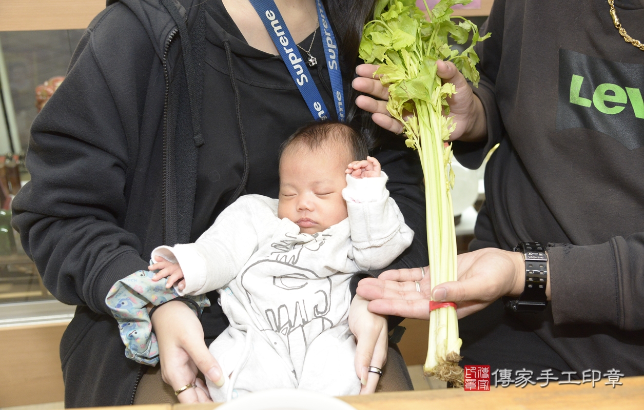 剃胎毛、滿月剃頭、嬰兒剃頭、嬰兒理髮、嬰兒剃髮、嬰兒剃胎毛、嬰兒滿月剃頭、吳寶寶剃頭、剃胎毛儀式、剃胎毛吉祥話、滿月剃頭儀式、滿月剃頭吉祥話、吳寶寶剃胎毛、吳寶寶滿月剃頭理髮、 新北市永和區剃胎毛、新北市永和區滿月剃頭、新北市永和區嬰兒剃頭剃胎毛、新北市永和區嬰兒理髮、新北市嬰兒剃髮、 吳寶寶(新北市永和區嬰兒吳寶寶滿月剃頭理髮、嬰兒剃胎毛儀式吉祥話)。中國風會場，爸媽寶貝穿「日中韓」古裝禮服。專業拍照、DVD光碟、證書。★購買「臍帶章、肚臍章、胎毛筆刷印章」贈送：剃頭、收涎、抓周，三選一。2021.11.14照片19