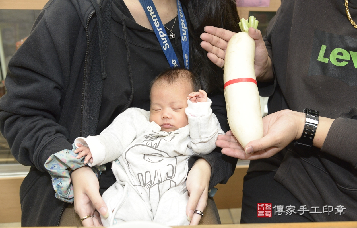 剃胎毛、滿月剃頭、嬰兒剃頭、嬰兒理髮、嬰兒剃髮、嬰兒剃胎毛、嬰兒滿月剃頭、吳寶寶剃頭、剃胎毛儀式、剃胎毛吉祥話、滿月剃頭儀式、滿月剃頭吉祥話、吳寶寶剃胎毛、吳寶寶滿月剃頭理髮、 新北市永和區剃胎毛、新北市永和區滿月剃頭、新北市永和區嬰兒剃頭剃胎毛、新北市永和區嬰兒理髮、新北市嬰兒剃髮、 吳寶寶(新北市永和區嬰兒吳寶寶滿月剃頭理髮、嬰兒剃胎毛儀式吉祥話)。中國風會場，爸媽寶貝穿「日中韓」古裝禮服。專業拍照、DVD光碟、證書。★購買「臍帶章、肚臍章、胎毛筆刷印章」贈送：剃頭、收涎、抓周，三選一。2021.11.14照片23