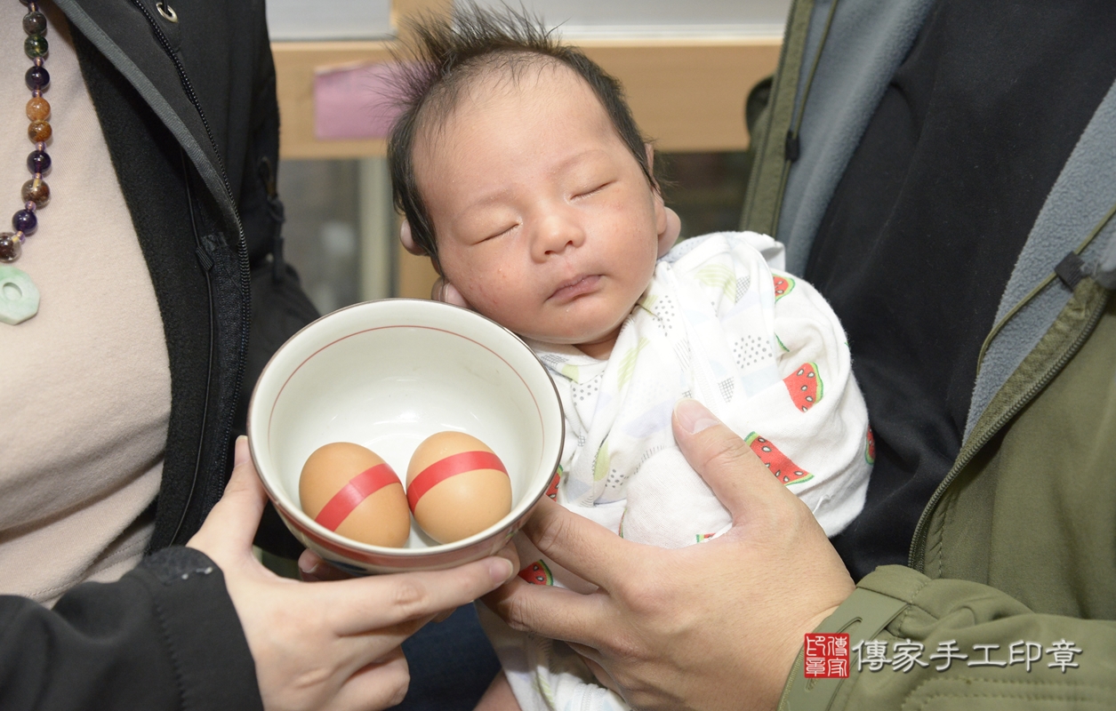 剃胎毛、滿月剃頭、嬰兒剃頭、嬰兒理髮、嬰兒剃髮、嬰兒剃胎毛、嬰兒滿月剃頭、郭寶寶剃頭、剃胎毛儀式、剃胎毛吉祥話、滿月剃頭儀式、滿月剃頭吉祥話、郭寶寶剃胎毛、郭寶寶滿月剃頭理髮、 新北市永和區剃胎毛、新北市永和區滿月剃頭、新北市永和區嬰兒剃頭剃胎毛、新北市永和區嬰兒理髮、新北市嬰兒剃髮、 郭寶寶(新北市永和區嬰兒郭寶寶滿月剃頭理髮、嬰兒剃胎毛儀式吉祥話)。中國風會場，爸媽寶貝穿「日中韓」古裝禮服。專業拍照、DVD光碟、證書。★購買「臍帶章、肚臍章、胎毛筆刷印章」贈送：剃頭、收涎、抓周，三選一。2021.11.14照片4