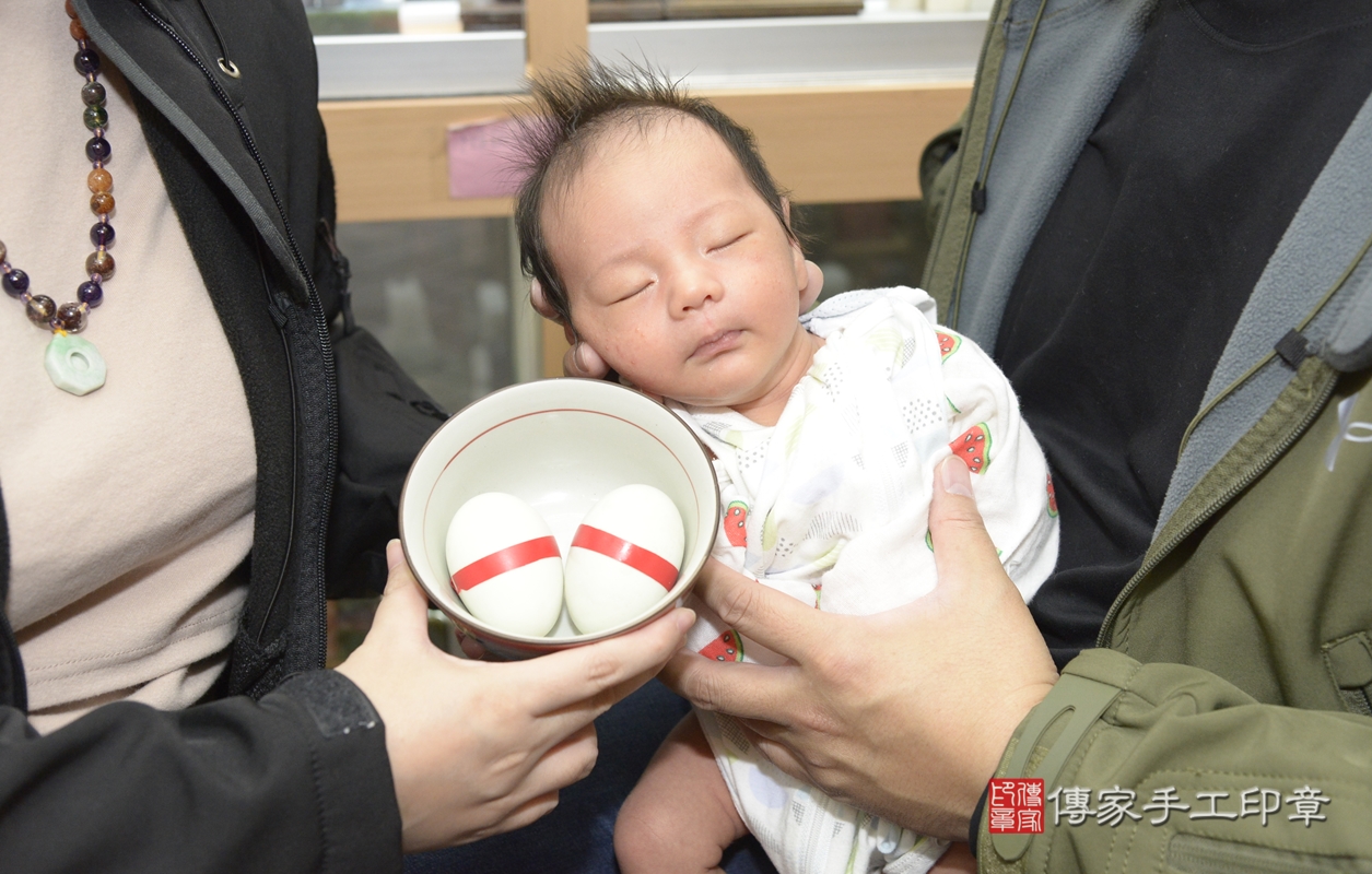 剃胎毛、滿月剃頭、嬰兒剃頭、嬰兒理髮、嬰兒剃髮、嬰兒剃胎毛、嬰兒滿月剃頭、郭寶寶剃頭、剃胎毛儀式、剃胎毛吉祥話、滿月剃頭儀式、滿月剃頭吉祥話、郭寶寶剃胎毛、郭寶寶滿月剃頭理髮、 新北市永和區剃胎毛、新北市永和區滿月剃頭、新北市永和區嬰兒剃頭剃胎毛、新北市永和區嬰兒理髮、新北市嬰兒剃髮、 郭寶寶(新北市永和區嬰兒郭寶寶滿月剃頭理髮、嬰兒剃胎毛儀式吉祥話)。中國風會場，爸媽寶貝穿「日中韓」古裝禮服。專業拍照、DVD光碟、證書。★購買「臍帶章、肚臍章、胎毛筆刷印章」贈送：剃頭、收涎、抓周，三選一。2021.11.14照片6