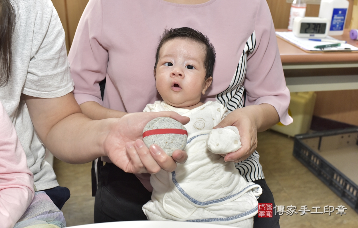 剃胎毛、滿月剃頭、嬰兒剃頭、嬰兒理髮、嬰兒剃髮、嬰兒剃胎毛、嬰兒滿月剃頭、康寶寶剃頭、剃胎毛儀式、剃胎毛吉祥話、滿月剃頭儀式、滿月剃頭吉祥話、康寶寶剃胎毛、康寶寶滿月剃頭理髮、 新北市板橋區剃胎毛、新北市板橋區滿月剃頭、新北市板橋區嬰兒剃頭剃胎毛、新北市板橋區嬰兒理髮、新北市嬰兒剃髮、 康寶寶(新北市板橋區到府嬰兒康寶寶滿月剃頭理髮、到府嬰兒剃胎毛儀式吉祥話)。到府剃頭剃胎毛主持、專業拍照、DVD光碟、證書。★購買「臍帶章、肚臍章、胎毛筆刷印章」贈送：剃頭、收涎、抓周，三選一。2021.12.11照片10