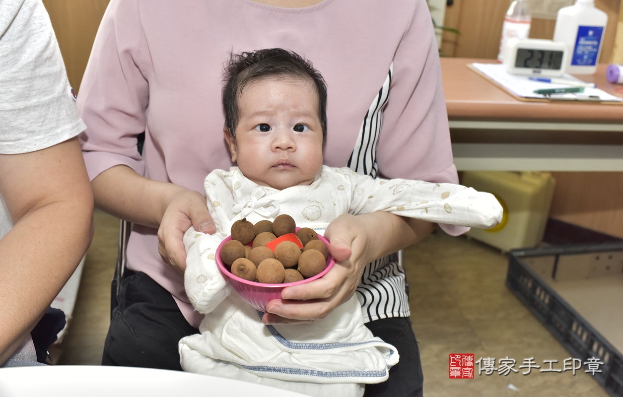 剃胎毛、滿月剃頭、嬰兒剃頭、嬰兒理髮、嬰兒剃髮、嬰兒剃胎毛、嬰兒滿月剃頭、康寶寶剃頭、剃胎毛儀式、剃胎毛吉祥話、滿月剃頭儀式、滿月剃頭吉祥話、康寶寶剃胎毛、康寶寶滿月剃頭理髮、 新北市板橋區剃胎毛、新北市板橋區滿月剃頭、新北市板橋區嬰兒剃頭剃胎毛、新北市板橋區嬰兒理髮、新北市嬰兒剃髮、 康寶寶(新北市板橋區到府嬰兒康寶寶滿月剃頭理髮、到府嬰兒剃胎毛儀式吉祥話)。到府剃頭剃胎毛主持、專業拍照、DVD光碟、證書。★購買「臍帶章、肚臍章、胎毛筆刷印章」贈送：剃頭、收涎、抓周，三選一。2021.12.11照片14