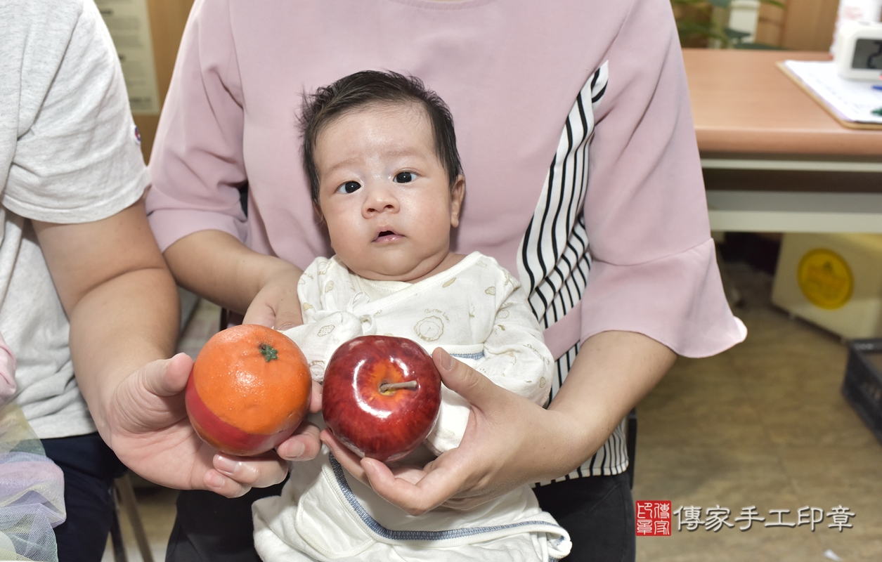 剃胎毛、滿月剃頭、嬰兒剃頭、嬰兒理髮、嬰兒剃髮、嬰兒剃胎毛、嬰兒滿月剃頭、康寶寶剃頭、剃胎毛儀式、剃胎毛吉祥話、滿月剃頭儀式、滿月剃頭吉祥話、康寶寶剃胎毛、康寶寶滿月剃頭理髮、 新北市板橋區剃胎毛、新北市板橋區滿月剃頭、新北市板橋區嬰兒剃頭剃胎毛、新北市板橋區嬰兒理髮、新北市嬰兒剃髮、 康寶寶(新北市板橋區到府嬰兒康寶寶滿月剃頭理髮、到府嬰兒剃胎毛儀式吉祥話)。到府剃頭剃胎毛主持、專業拍照、DVD光碟、證書。★購買「臍帶章、肚臍章、胎毛筆刷印章」贈送：剃頭、收涎、抓周，三選一。2021.12.11照片16