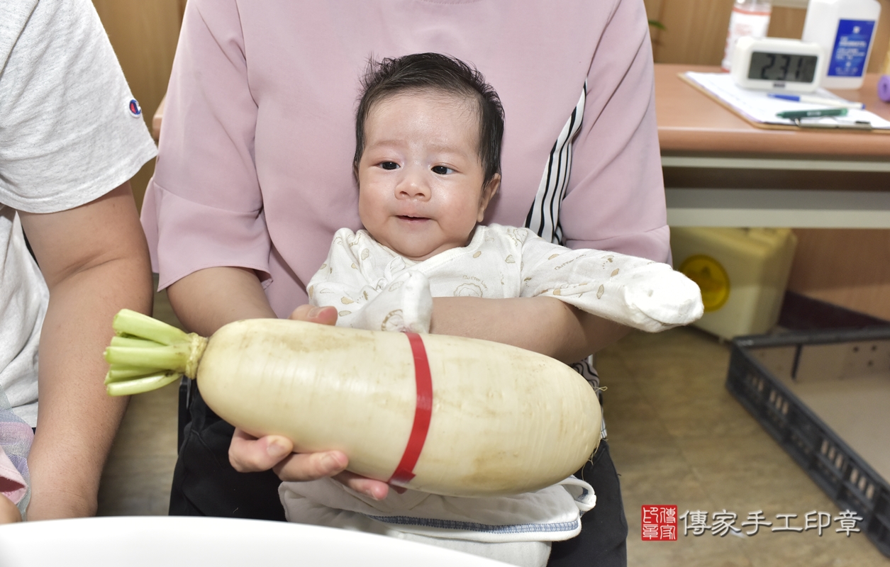 剃胎毛、滿月剃頭、嬰兒剃頭、嬰兒理髮、嬰兒剃髮、嬰兒剃胎毛、嬰兒滿月剃頭、康寶寶剃頭、剃胎毛儀式、剃胎毛吉祥話、滿月剃頭儀式、滿月剃頭吉祥話、康寶寶剃胎毛、康寶寶滿月剃頭理髮、 新北市板橋區剃胎毛、新北市板橋區滿月剃頭、新北市板橋區嬰兒剃頭剃胎毛、新北市板橋區嬰兒理髮、新北市嬰兒剃髮、 康寶寶(新北市板橋區到府嬰兒康寶寶滿月剃頭理髮、到府嬰兒剃胎毛儀式吉祥話)。到府剃頭剃胎毛主持、專業拍照、DVD光碟、證書。★購買「臍帶章、肚臍章、胎毛筆刷印章」贈送：剃頭、收涎、抓周，三選一。2021.12.11照片24