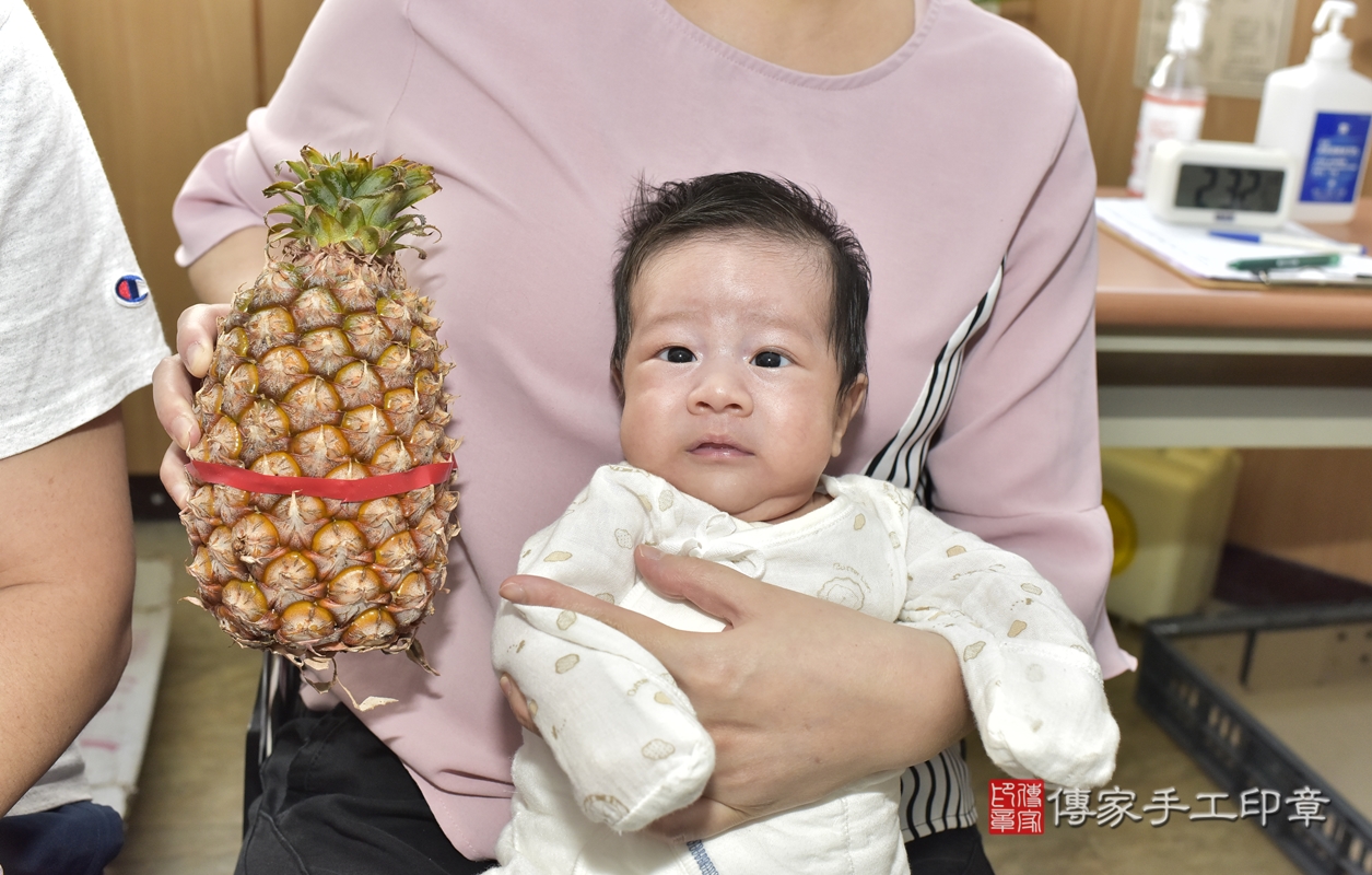 剃胎毛、滿月剃頭、嬰兒剃頭、嬰兒理髮、嬰兒剃髮、嬰兒剃胎毛、嬰兒滿月剃頭、康寶寶剃頭、剃胎毛儀式、剃胎毛吉祥話、滿月剃頭儀式、滿月剃頭吉祥話、康寶寶剃胎毛、康寶寶滿月剃頭理髮、 新北市板橋區剃胎毛、新北市板橋區滿月剃頭、新北市板橋區嬰兒剃頭剃胎毛、新北市板橋區嬰兒理髮、新北市嬰兒剃髮、 康寶寶(新北市板橋區到府嬰兒康寶寶滿月剃頭理髮、到府嬰兒剃胎毛儀式吉祥話)。到府剃頭剃胎毛主持、專業拍照、DVD光碟、證書。★購買「臍帶章、肚臍章、胎毛筆刷印章」贈送：剃頭、收涎、抓周，三選一。2021.12.11照片26