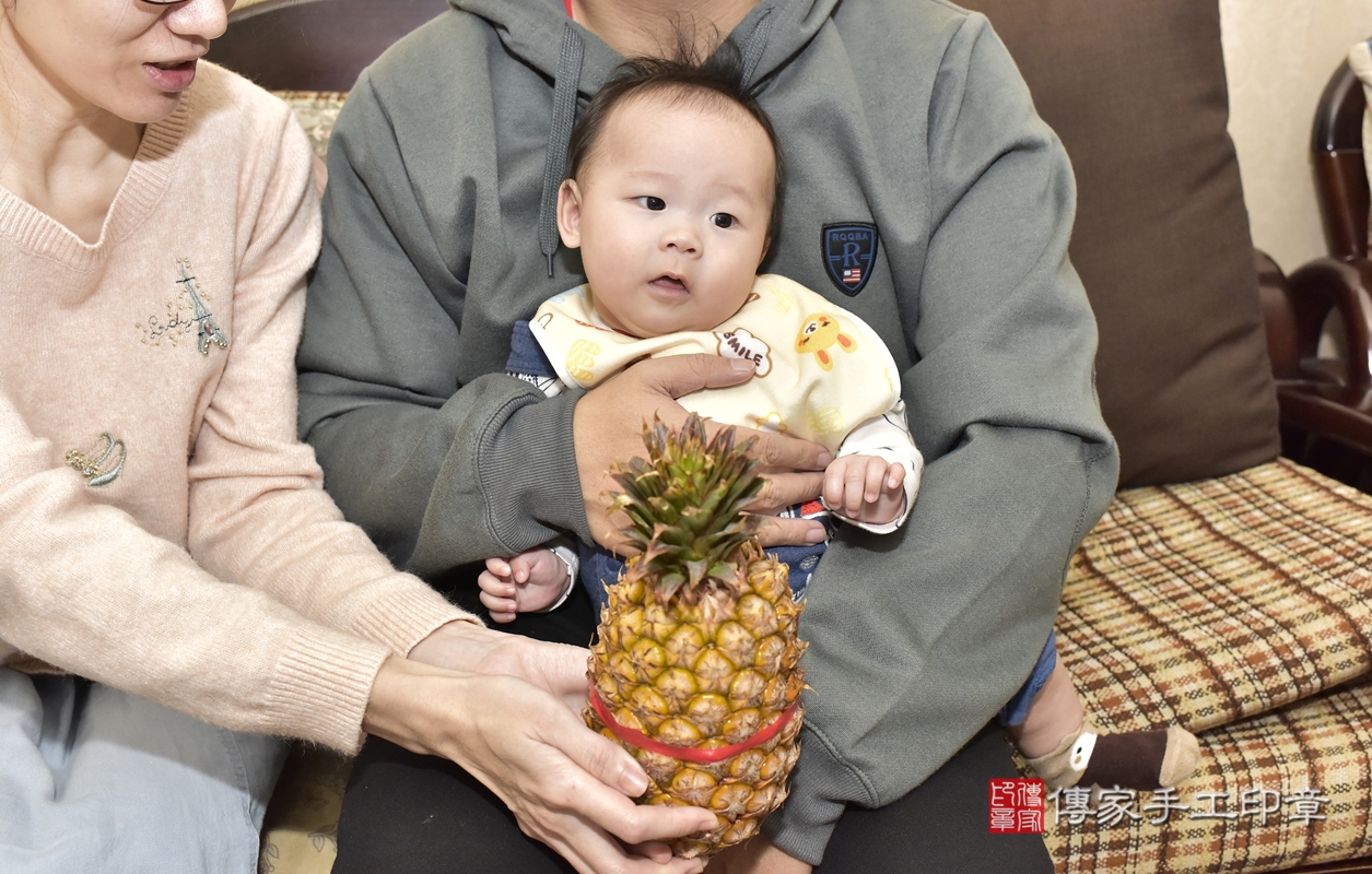 剃胎毛、滿月剃頭、嬰兒剃頭、嬰兒理髮、嬰兒剃髮、嬰兒剃胎毛、嬰兒滿月剃頭、徐寶寶剃頭、剃胎毛儀式、剃胎毛吉祥話、滿月剃頭儀式、滿月剃頭吉祥話、徐寶寶剃胎毛、徐寶寶滿月剃頭理髮、 新北市林口區剃胎毛、新北市林口區滿月剃頭、新北市林口區嬰兒剃頭剃胎毛、新北市林口區嬰兒理髮、新北市嬰兒剃髮、 徐寶寶(新北市林口區到府嬰兒徐寶寶滿月剃頭理髮、到府嬰兒剃胎毛儀式吉祥話)。到府剃頭剃胎毛主持、專業拍照、DVD光碟、證書。★購買「臍帶章、肚臍章、胎毛筆刷印章」贈送：剃頭、收涎、抓周，三選一。2021.12.19照片24