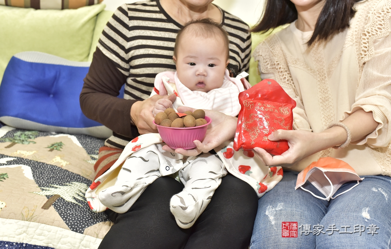 剃胎毛、滿月剃頭、嬰兒剃頭、嬰兒理髮、嬰兒剃髮、嬰兒剃胎毛、嬰兒滿月剃頭、李寶寶剃頭、剃胎毛儀式、剃胎毛吉祥話、滿月剃頭儀式、滿月剃頭吉祥話、李寶寶剃胎毛、李寶寶滿月剃頭理髮、 新北市新店區剃胎毛、新北市新店區滿月剃頭、新北市新店區嬰兒剃頭剃胎毛、新北市新店區嬰兒理髮、新北市嬰兒剃髮、 李寶寶(新北市新店區到府嬰兒李寶寶滿月剃頭理髮、到府嬰兒剃胎毛儀式吉祥話)。到府剃頭剃胎毛主持、專業拍照、DVD光碟、證書。★購買「臍帶章、肚臍章、胎毛筆刷印章」贈送：剃頭、收涎、抓周，三選一。2021.12.20照片9