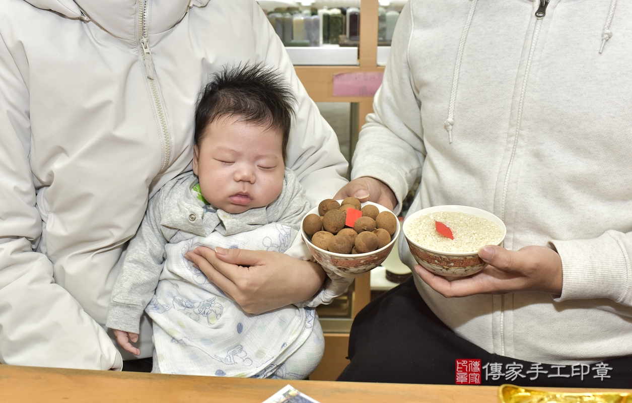 剃胎毛、滿月剃頭、嬰兒剃頭、嬰兒理髮、嬰兒剃髮、嬰兒剃胎毛、嬰兒滿月剃頭、林寶寶剃頭、剃胎毛儀式、剃胎毛吉祥話、滿月剃頭儀式、滿月剃頭吉祥話、林寶寶剃胎毛、林寶寶滿月剃頭理髮、 新北市永和區剃胎毛、新北市永和區滿月剃頭、新北市永和區嬰兒剃頭剃胎毛、新北市永和區嬰兒理髮、新北市嬰兒剃髮、 林寶寶(新北市永和區嬰兒林寶寶滿月剃頭理髮、嬰兒剃胎毛儀式吉祥話)。中國風會場，爸媽寶貝穿「日中韓」古裝禮服。專業拍照、DVD光碟、證書。★購買「臍帶章、肚臍章、胎毛筆刷印章」贈送：剃頭、收涎、抓周，三選一。2021.12.20照片10