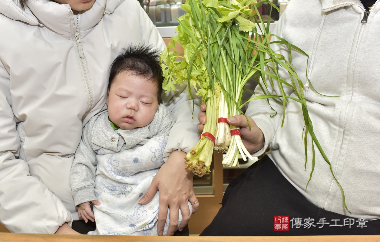 剃胎毛、滿月剃頭、嬰兒剃頭、嬰兒理髮、嬰兒剃髮、嬰兒剃胎毛、嬰兒滿月剃頭、林寶寶剃頭、剃胎毛儀式、剃胎毛吉祥話、滿月剃頭儀式、滿月剃頭吉祥話、林寶寶剃胎毛、林寶寶滿月剃頭理髮、 新北市永和區剃胎毛、新北市永和區滿月剃頭、新北市永和區嬰兒剃頭剃胎毛、新北市永和區嬰兒理髮、新北市嬰兒剃髮、 林寶寶(新北市永和區嬰兒林寶寶滿月剃頭理髮、嬰兒剃胎毛儀式吉祥話)。中國風會場，爸媽寶貝穿「日中韓」古裝禮服。專業拍照、DVD光碟、證書。★購買「臍帶章、肚臍章、胎毛筆刷印章」贈送：剃頭、收涎、抓周，三選一。2021.12.20照片14