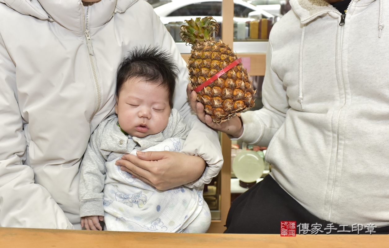 剃胎毛、滿月剃頭、嬰兒剃頭、嬰兒理髮、嬰兒剃髮、嬰兒剃胎毛、嬰兒滿月剃頭、林寶寶剃頭、剃胎毛儀式、剃胎毛吉祥話、滿月剃頭儀式、滿月剃頭吉祥話、林寶寶剃胎毛、林寶寶滿月剃頭理髮、 新北市永和區剃胎毛、新北市永和區滿月剃頭、新北市永和區嬰兒剃頭剃胎毛、新北市永和區嬰兒理髮、新北市嬰兒剃髮、 林寶寶(新北市永和區嬰兒林寶寶滿月剃頭理髮、嬰兒剃胎毛儀式吉祥話)。中國風會場，爸媽寶貝穿「日中韓」古裝禮服。專業拍照、DVD光碟、證書。★購買「臍帶章、肚臍章、胎毛筆刷印章」贈送：剃頭、收涎、抓周，三選一。2021.12.20照片18