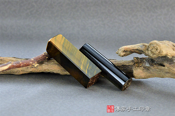 全手工噴砂印章：黃藍虎眼石臍帶章實際成品、印章作品分享、黃藍虎眼石印章材質介紹。（臍帶印章、肚臍章、肚臍印章，一圓一方）傳家手工印章台中店。2022.02.27