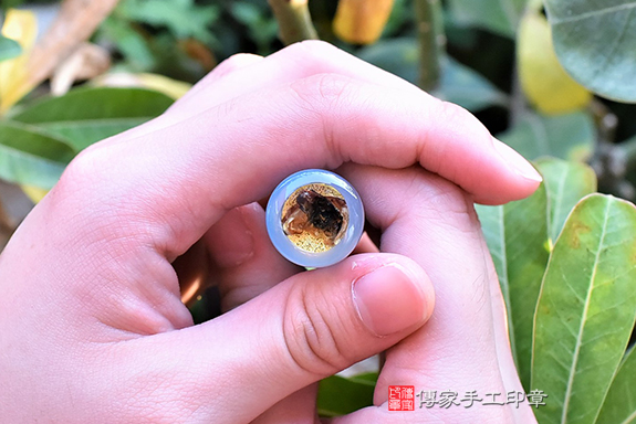 半手工噴砂印章：藍瑪瑙石臍帶章實際成品、印章作品分享、藍瑪瑙石印章材質介紹。（臍帶印章、肚臍章、肚臍印章，胎毛印章，一圓一方）傳家手工印章台中店。2022.03.15