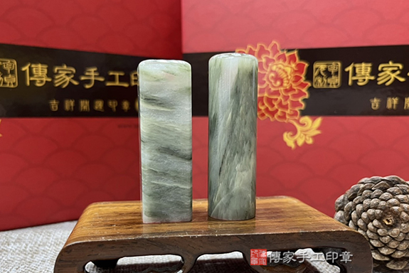 髮絲一樣的紋路~全手工噴砂綠髮彩玉印章作品分享、綠髮彩玉石印章材質介紹。（銀行印鑑，一圓一方），傳家印章新竹店。2022.03.21