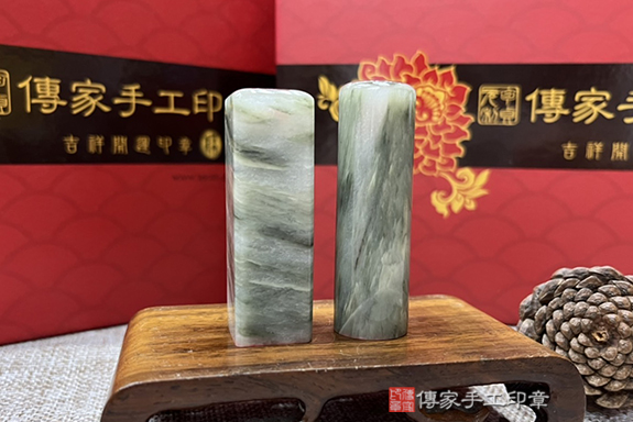 髮絲一樣的紋路~全手工噴砂綠髮彩玉印章作品分享、綠髮彩玉石印章材質介紹。（銀行印鑑，一圓一方），傳家印章新竹店。2022.03.21