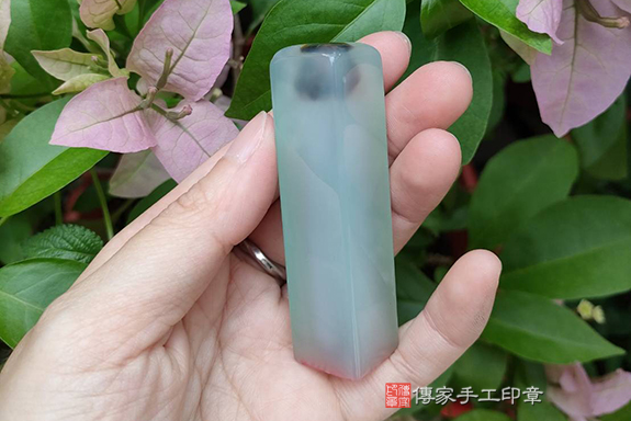 半手工噴砂綠瑪瑙臍帶章實際成品、印章作品分享、綠瑪瑙印章材質介紹。（臍帶印章、肚臍章、肚臍印章，胎毛印章，一圓一方）傳家手工印章台中店。2022.03.29