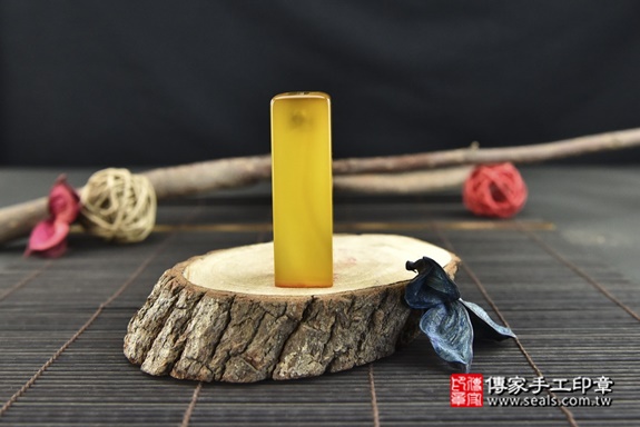 半手工噴砂印章：【活潑俏皮】黃瑪瑙臍帶印章實際成品、印章作品分享、黃瑪瑙印章材質介紹。（臍帶印章、肚臍章、肚臍印章、胎毛印章，一圓一方），傳家印章高雄店。2022.03.31