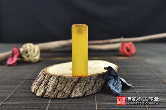 半手工噴砂印章：【活潑俏皮】黃瑪瑙臍帶印章實際成品、印章作品分享、黃瑪瑙印章材質介紹。（臍帶印章、肚臍章、肚臍印章、胎毛印章，一圓一方），傳家印章高雄店。2022.03.31