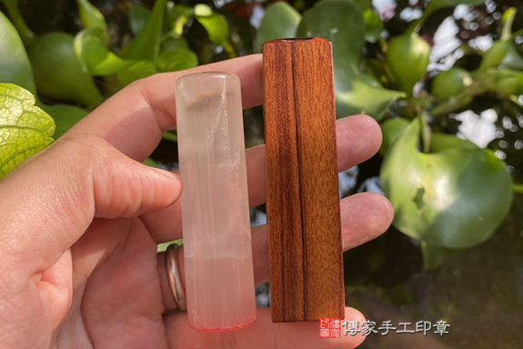 寶貝發財章 冰透粉嫩粉晶''招好人緣''~全手工噴砂粉晶肚臍印章，’入水及沉’　上等紅紫檀木頭髮章（臍帶印章、肚臍章、肚臍印章、胎毛印章，一圓一方），傳家印章台中店。2022.04.27