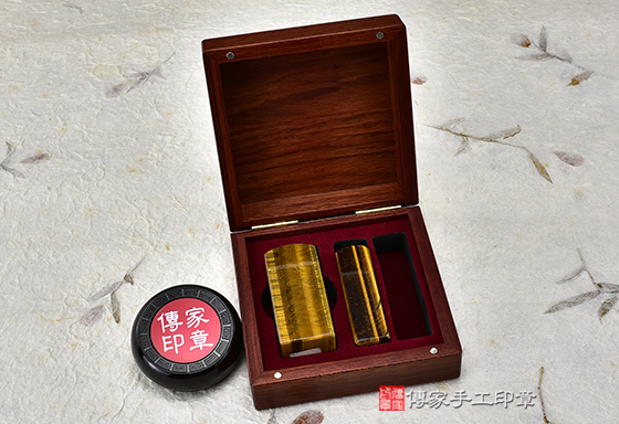 紅紫檀木原木盒 兩用盒(公司章一大兩小/個人章雙章)  2800元  (不含印章及印泥)