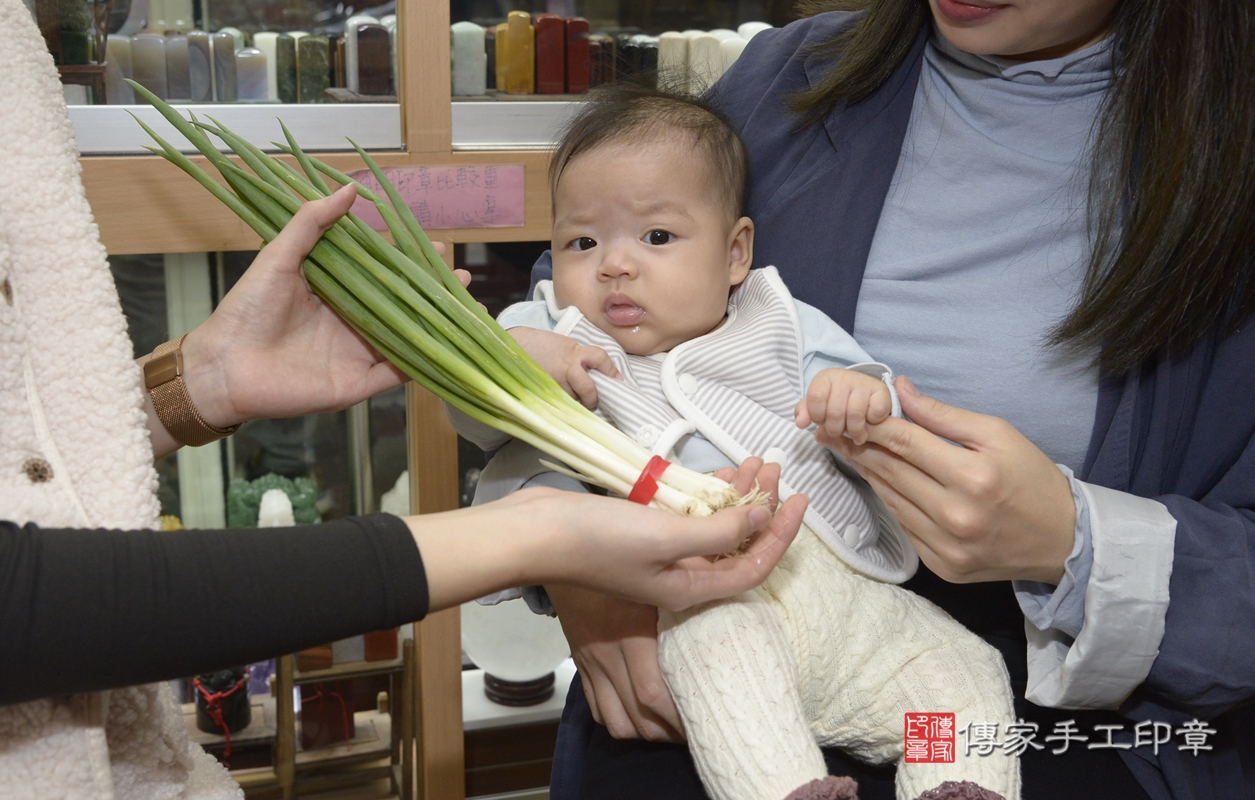 剃胎毛、滿月剃頭、嬰兒剃頭、嬰兒理髮、嬰兒剃髮、嬰兒剃胎毛、嬰兒滿月剃頭、張寶寶剃頭、剃胎毛儀式、剃胎毛吉祥話、滿月剃頭儀式、滿月剃頭吉祥話、張寶寶剃胎毛、張寶寶滿月剃頭理髮、 新北市永和區剃胎毛、新北市永和區滿月剃頭、新北市永和區嬰兒剃頭剃胎毛、新北市永和區嬰兒理髮、新北市嬰兒剃髮、 張寶寶(新北市永和區嬰兒張寶寶滿月剃頭理髮、嬰兒剃胎毛儀式吉祥話)。中國風會場，爸媽寶貝穿「日中韓」古裝禮服。專業拍照、DVD光碟、證書。★購買「臍帶章、肚臍章、胎毛筆刷印章」贈送：剃頭、收涎、抓周，三選一。2021.12.12照片18