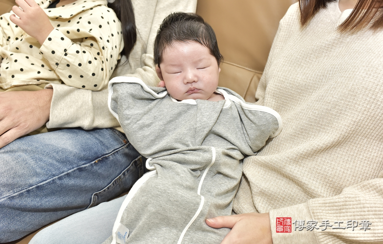 剃胎毛、滿月剃頭、嬰兒剃頭、嬰兒理髮、嬰兒剃髮、嬰兒剃胎毛、嬰兒滿月剃頭、曾寶寶剃頭、剃胎毛儀式、剃胎毛吉祥話、滿月剃頭儀式、滿月剃頭吉祥話、曾寶寶剃胎毛、曾寶寶滿月剃頭理髮、 新北市三重區剃胎毛、新北市三重區滿月剃頭、新北市三重區嬰兒剃頭剃胎毛、新北市三重區嬰兒理髮、新北市嬰兒剃髮、 曾寶寶(新北市三重區到府嬰兒曾寶寶滿月剃頭理髮、到府嬰兒剃胎毛儀式吉祥話)。到府剃頭剃胎毛主持、專業拍照、DVD光碟、證書。★購買「臍帶章、肚臍章、胎毛筆刷印章」贈送：剃頭、收涎、抓周，三選一。2021.12.26照片2