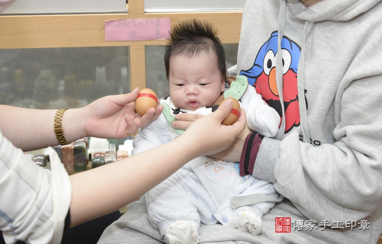 剃胎毛、滿月剃頭、嬰兒剃頭、嬰兒理髮、嬰兒剃髮、嬰兒剃胎毛、嬰兒滿月剃頭、褚寶寶剃頭、剃胎毛儀式、剃胎毛吉祥話、滿月剃頭儀式、滿月剃頭吉祥話、褚寶寶剃胎毛、褚寶寶滿月剃頭理髮、 新北市永和區剃胎毛、新北市永和區滿月剃頭、新北市永和區嬰兒剃頭剃胎毛、新北市永和區嬰兒理髮、新北市嬰兒剃髮、 褚寶寶(新北市永和區嬰兒褚寶寶滿月剃頭理髮、嬰兒剃胎毛儀式吉祥話)。中國風會場，爸媽寶貝穿「日中韓」古裝禮服。專業拍照、DVD光碟、證書。★購買「臍帶章、肚臍章、胎毛筆刷印章」贈送：剃頭、收涎、抓周，三選一。2021.12.27照片5