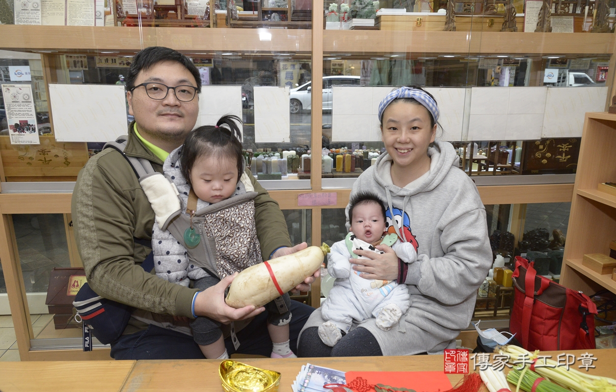 剃胎毛、滿月剃頭、嬰兒剃頭、嬰兒理髮、嬰兒剃髮、嬰兒剃胎毛、嬰兒滿月剃頭、褚寶寶剃頭、剃胎毛儀式、剃胎毛吉祥話、滿月剃頭儀式、滿月剃頭吉祥話、褚寶寶剃胎毛、褚寶寶滿月剃頭理髮、 新北市永和區剃胎毛、新北市永和區滿月剃頭、新北市永和區嬰兒剃頭剃胎毛、新北市永和區嬰兒理髮、新北市嬰兒剃髮、 褚寶寶(新北市永和區嬰兒褚寶寶滿月剃頭理髮、嬰兒剃胎毛儀式吉祥話)。中國風會場，爸媽寶貝穿「日中韓」古裝禮服。專業拍照、DVD光碟、證書。★購買「臍帶章、肚臍章、胎毛筆刷印章」贈送：剃頭、收涎、抓周，三選一。2021.12.27照片19