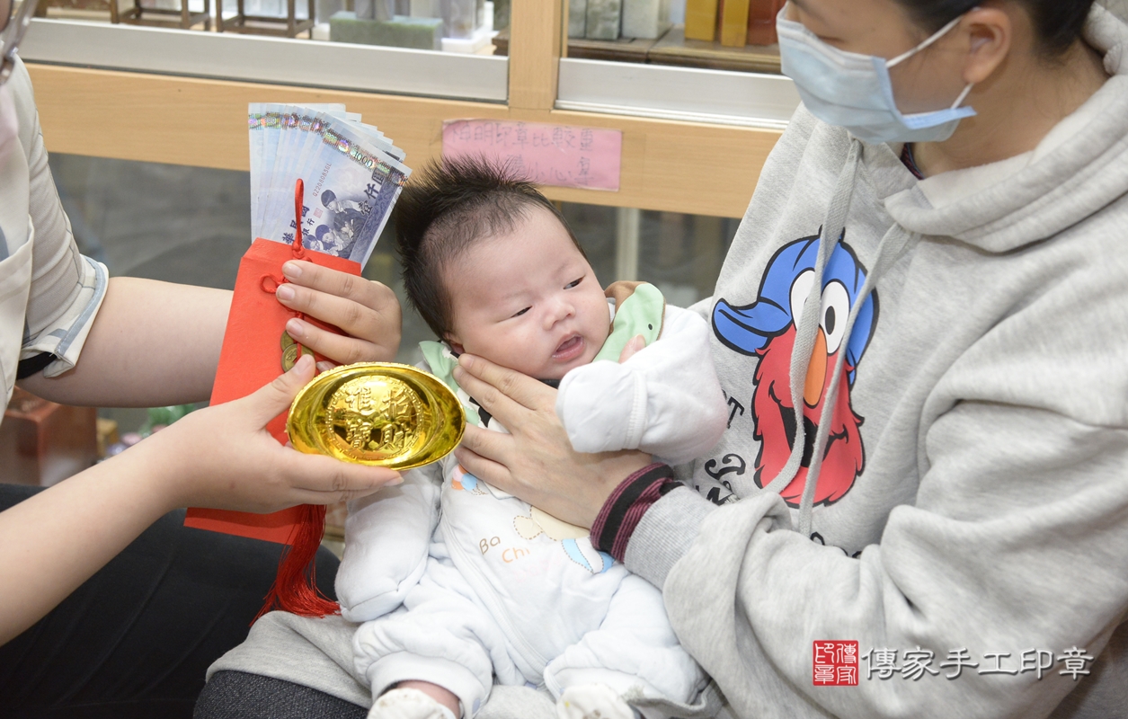 剃胎毛、滿月剃頭、嬰兒剃頭、嬰兒理髮、嬰兒剃髮、嬰兒剃胎毛、嬰兒滿月剃頭、褚寶寶剃頭、剃胎毛儀式、剃胎毛吉祥話、滿月剃頭儀式、滿月剃頭吉祥話、褚寶寶剃胎毛、褚寶寶滿月剃頭理髮、 新北市永和區剃胎毛、新北市永和區滿月剃頭、新北市永和區嬰兒剃頭剃胎毛、新北市永和區嬰兒理髮、新北市嬰兒剃髮、 褚寶寶(新北市永和區嬰兒褚寶寶滿月剃頭理髮、嬰兒剃胎毛儀式吉祥話)。中國風會場，爸媽寶貝穿「日中韓」古裝禮服。專業拍照、DVD光碟、證書。★購買「臍帶章、肚臍章、胎毛筆刷印章」贈送：剃頭、收涎、抓周，三選一。2021.12.27照片23