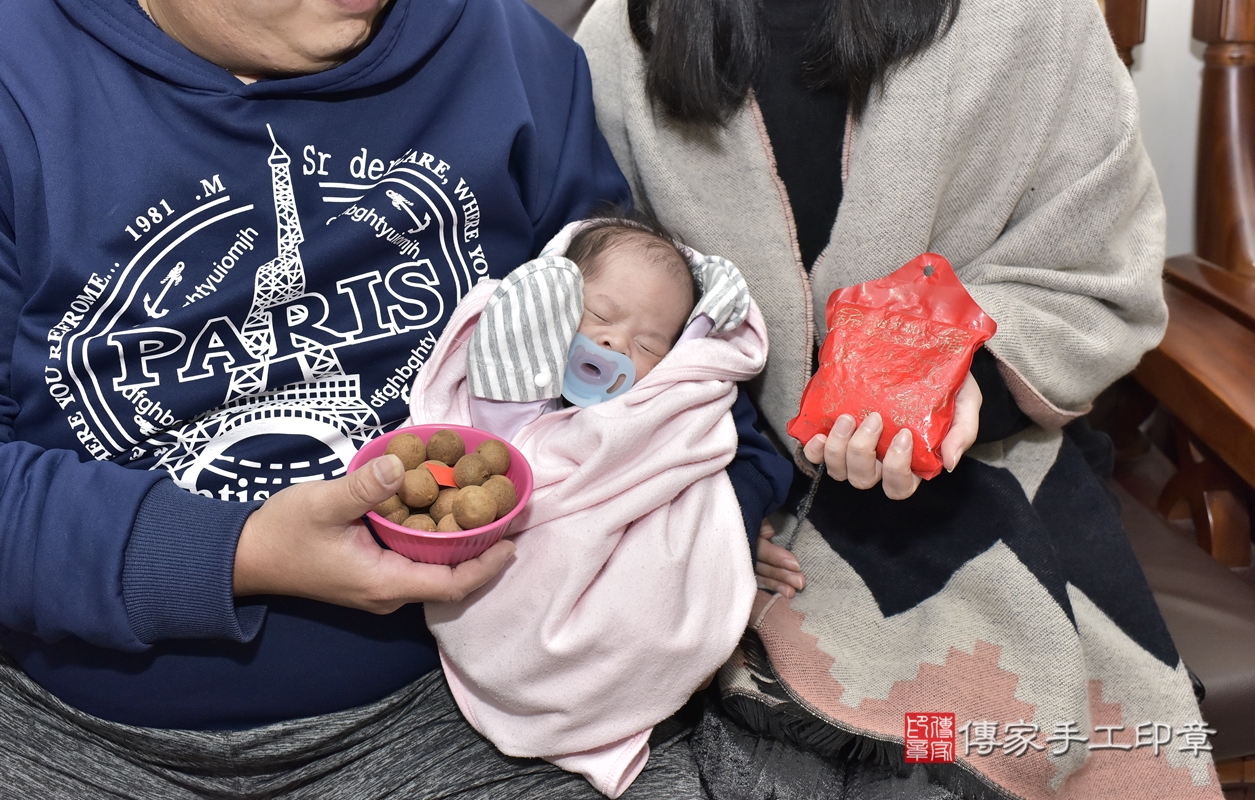 剃胎毛、滿月剃頭、嬰兒剃頭、嬰兒理髮、嬰兒剃髮、嬰兒剃胎毛、嬰兒滿月剃頭、蕭寶寶剃頭、剃胎毛儀式、剃胎毛吉祥話、滿月剃頭儀式、滿月剃頭吉祥話、蕭寶寶剃胎毛、蕭寶寶滿月剃頭理髮、 新北市林口區剃胎毛、新北市林口區滿月剃頭、新北市林口區嬰兒剃頭剃胎毛、新北市林口區嬰兒理髮、新北市嬰兒剃髮、 蕭寶寶(新北市林口區到府嬰兒蕭寶寶滿月剃頭理髮、到府嬰兒剃胎毛儀式吉祥話)。到府剃頭剃胎毛主持、專業拍照、DVD光碟、證書。★購買「臍帶章、肚臍章、胎毛筆刷印章」贈送：剃頭、收涎、抓周，三選一。2021.12.27照片11