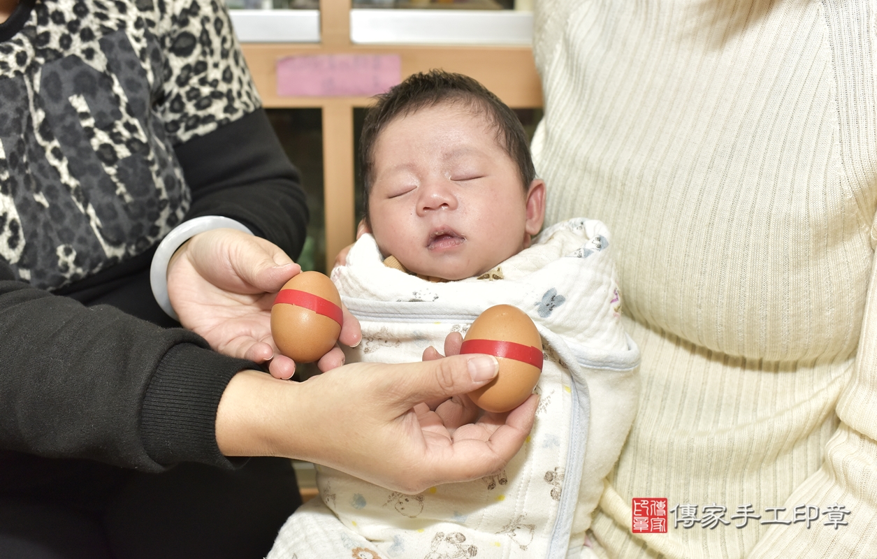 剃胎毛、滿月剃頭、嬰兒剃頭、嬰兒理髮、嬰兒剃髮、嬰兒剃胎毛、嬰兒滿月剃頭、張寶寶剃頭、剃胎毛儀式、剃胎毛吉祥話、滿月剃頭儀式、滿月剃頭吉祥話、張寶寶剃胎毛、張寶寶滿月剃頭理髮、 新北市永和區剃胎毛、新北市永和區滿月剃頭、新北市永和區嬰兒剃頭剃胎毛、新北市永和區嬰兒理髮、新北市嬰兒剃髮、 張寶寶(新北市永和區嬰兒張寶寶滿月剃頭理髮、嬰兒剃胎毛儀式吉祥話)。中國風會場，爸媽寶貝穿「日中韓」古裝禮服。專業拍照、DVD光碟、證書。★購買「臍帶章、肚臍章、胎毛筆刷印章」贈送：剃頭、收涎、抓周，三選一。2021.12.29照片4