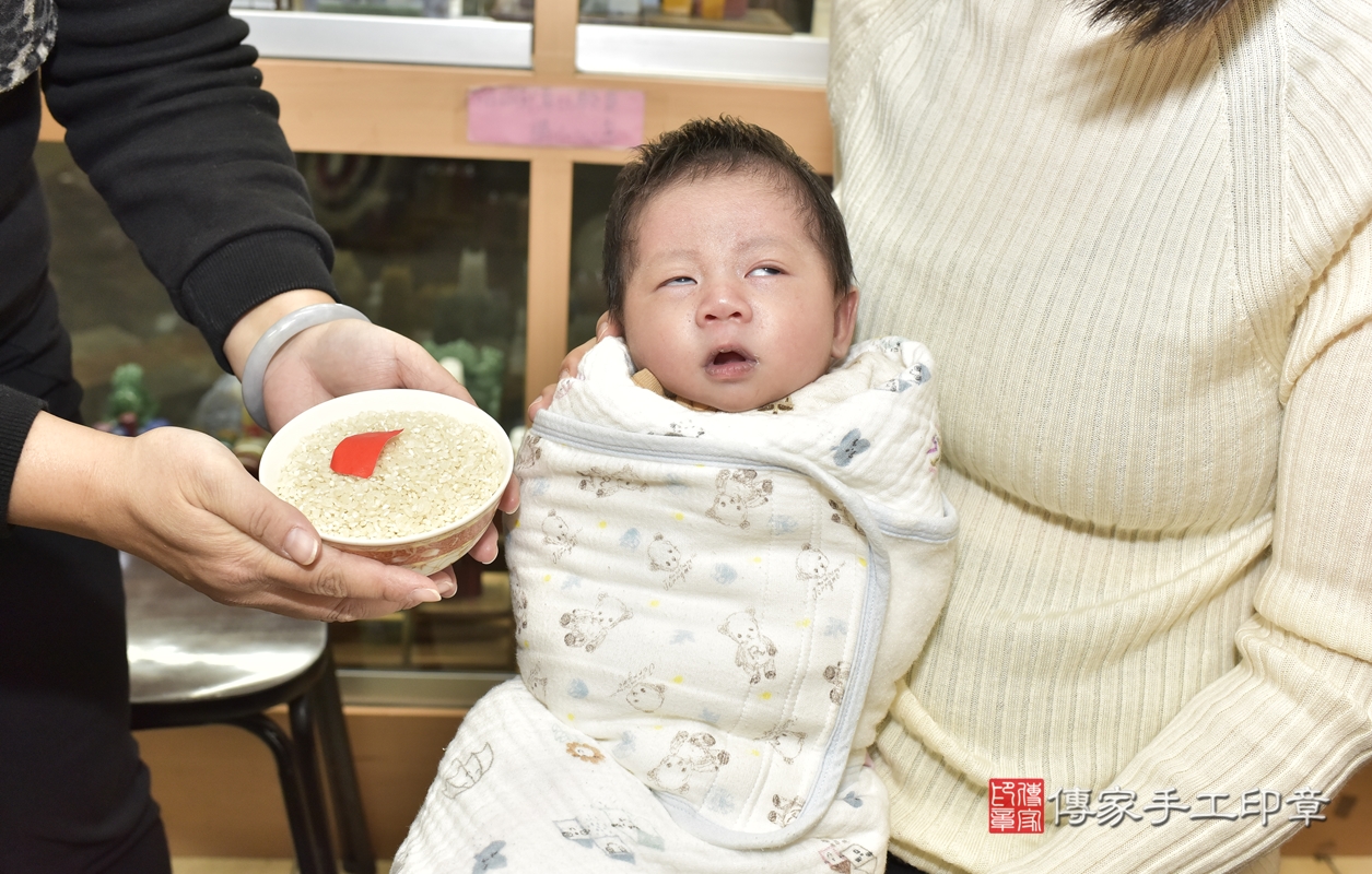 剃胎毛、滿月剃頭、嬰兒剃頭、嬰兒理髮、嬰兒剃髮、嬰兒剃胎毛、嬰兒滿月剃頭、張寶寶剃頭、剃胎毛儀式、剃胎毛吉祥話、滿月剃頭儀式、滿月剃頭吉祥話、張寶寶剃胎毛、張寶寶滿月剃頭理髮、 新北市永和區剃胎毛、新北市永和區滿月剃頭、新北市永和區嬰兒剃頭剃胎毛、新北市永和區嬰兒理髮、新北市嬰兒剃髮、 張寶寶(新北市永和區嬰兒張寶寶滿月剃頭理髮、嬰兒剃胎毛儀式吉祥話)。中國風會場，爸媽寶貝穿「日中韓」古裝禮服。專業拍照、DVD光碟、證書。★購買「臍帶章、肚臍章、胎毛筆刷印章」贈送：剃頭、收涎、抓周，三選一。2021.12.29照片7