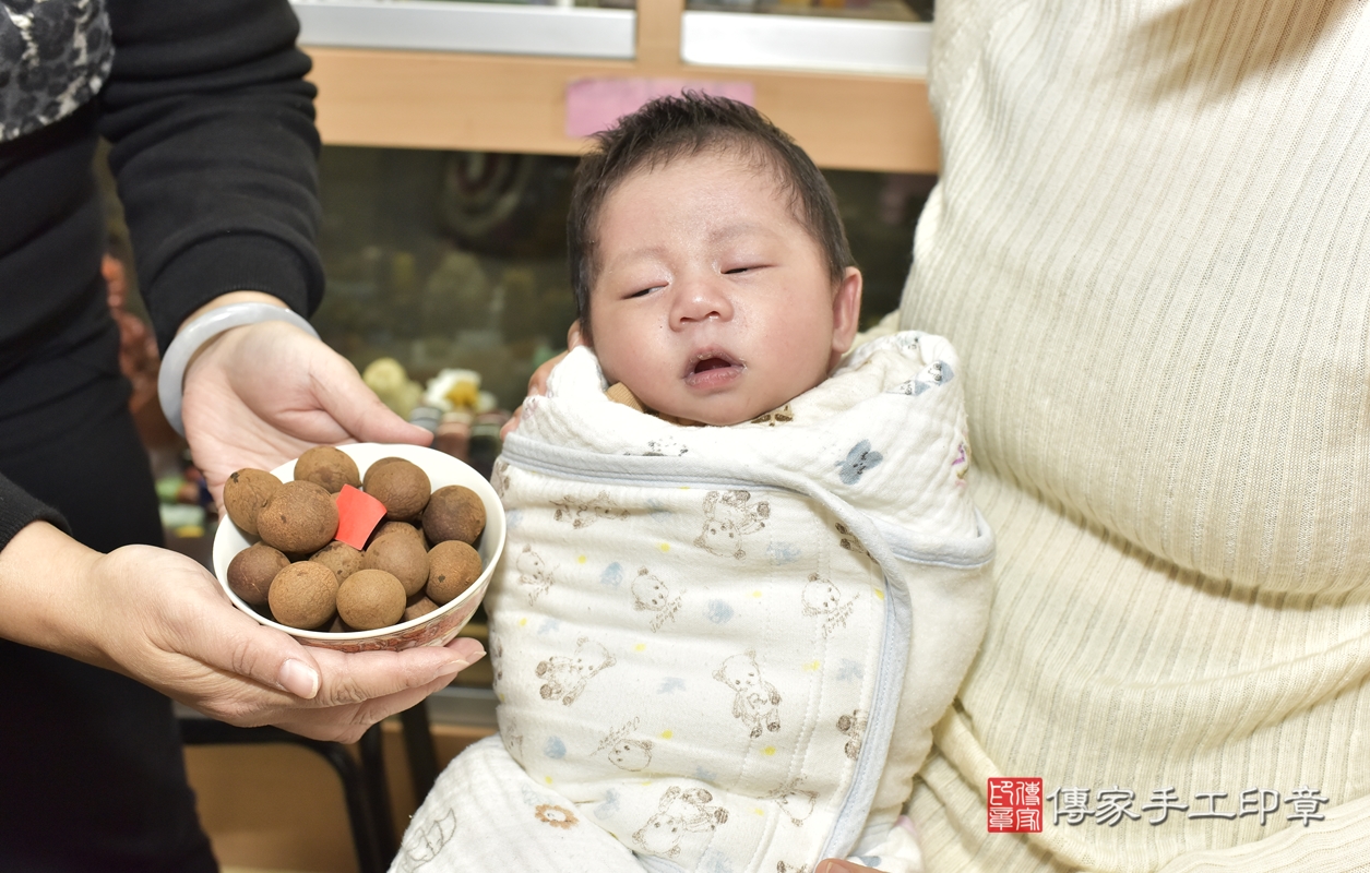 剃胎毛、滿月剃頭、嬰兒剃頭、嬰兒理髮、嬰兒剃髮、嬰兒剃胎毛、嬰兒滿月剃頭、張寶寶剃頭、剃胎毛儀式、剃胎毛吉祥話、滿月剃頭儀式、滿月剃頭吉祥話、張寶寶剃胎毛、張寶寶滿月剃頭理髮、 新北市永和區剃胎毛、新北市永和區滿月剃頭、新北市永和區嬰兒剃頭剃胎毛、新北市永和區嬰兒理髮、新北市嬰兒剃髮、 張寶寶(新北市永和區嬰兒張寶寶滿月剃頭理髮、嬰兒剃胎毛儀式吉祥話)。中國風會場，爸媽寶貝穿「日中韓」古裝禮服。專業拍照、DVD光碟、證書。★購買「臍帶章、肚臍章、胎毛筆刷印章」贈送：剃頭、收涎、抓周，三選一。2021.12.29照片8